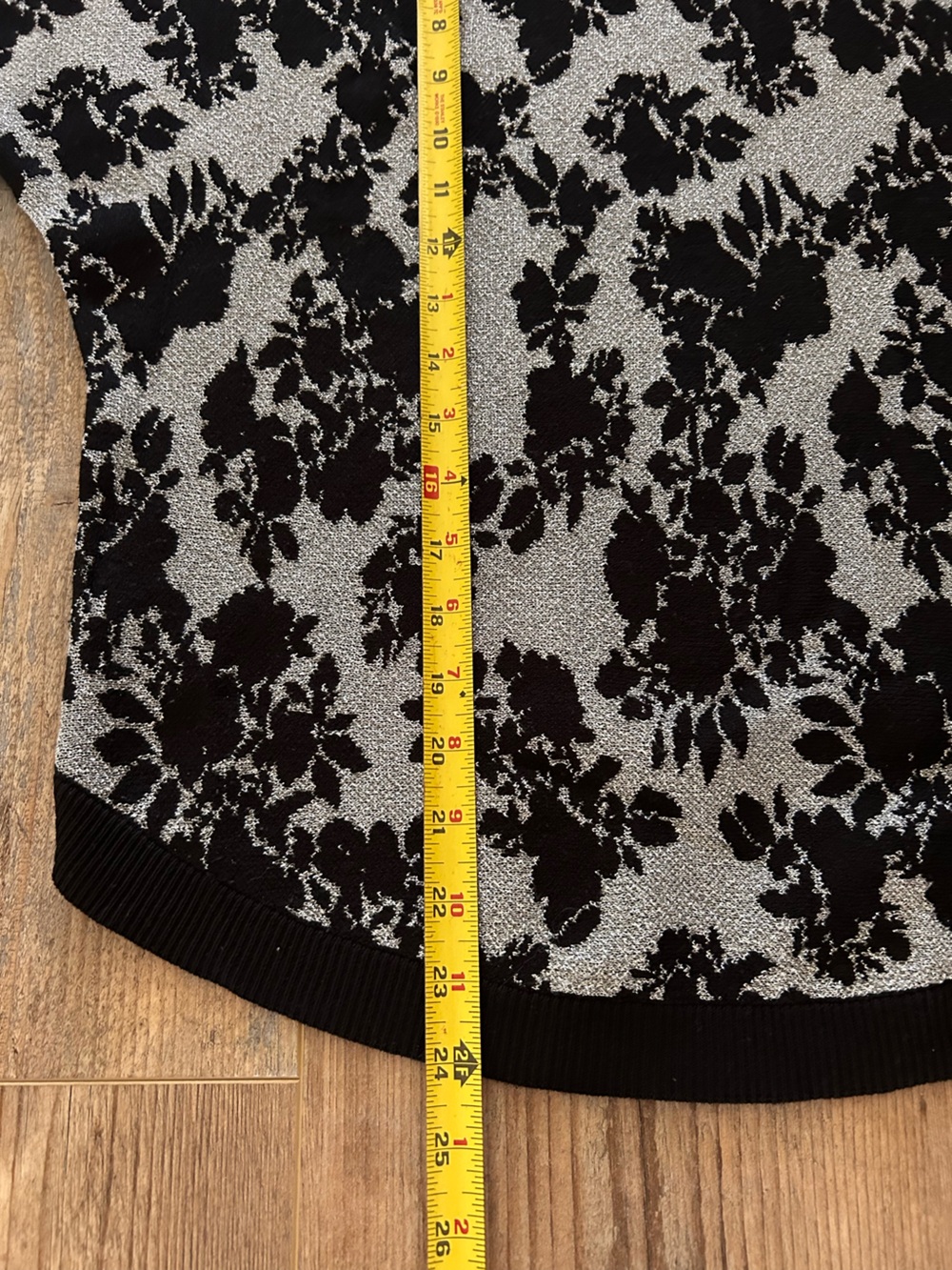 ADRIENNE VITTADINI Black
Silver Floral Metallic Knit
Dolman Sweater S | Glam - Picture 11 of 13